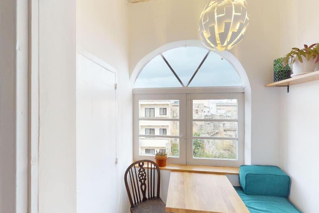 Narrow Street Suite Виктория Экстерьер фото