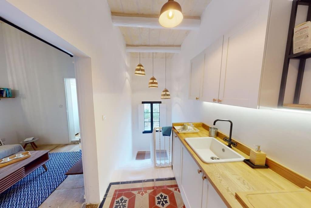 Narrow Street Suite Виктория Экстерьер фото