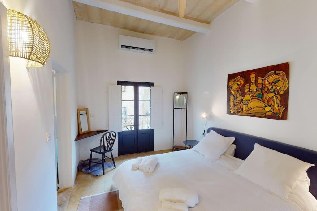 Narrow Street Suite Виктория Экстерьер фото