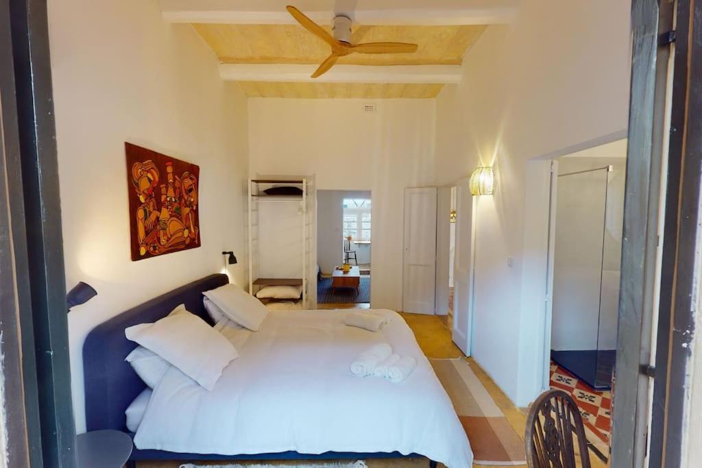 Narrow Street Suite Виктория Экстерьер фото