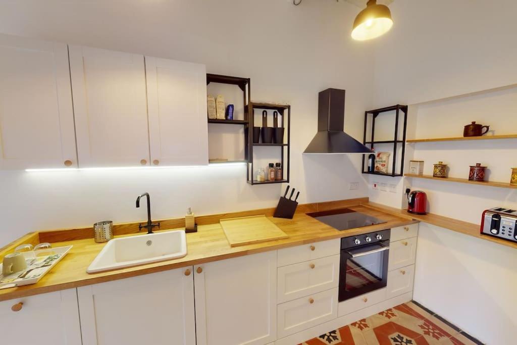 Narrow Street Suite Виктория Экстерьер фото
