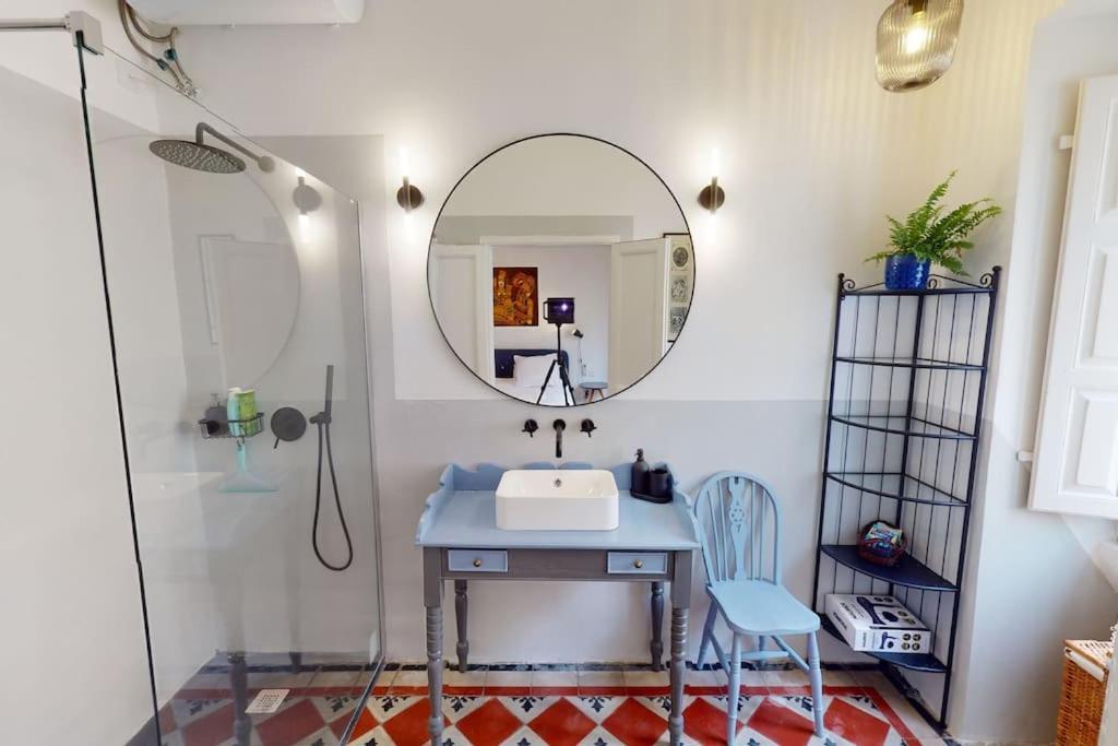 Narrow Street Suite Виктория Экстерьер фото
